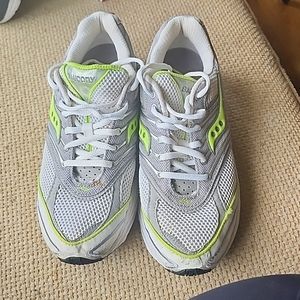 Women's Saucony Size 9 WIDE Stabil MC5.